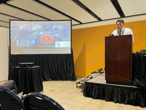 시카고 ACEP26 Research Forum에서 허리케인 이언 이후 병원 접근성 연구를 발표하는 신희준 센터장 / Heejun Shin presenting research at ACEP26 in Chicago